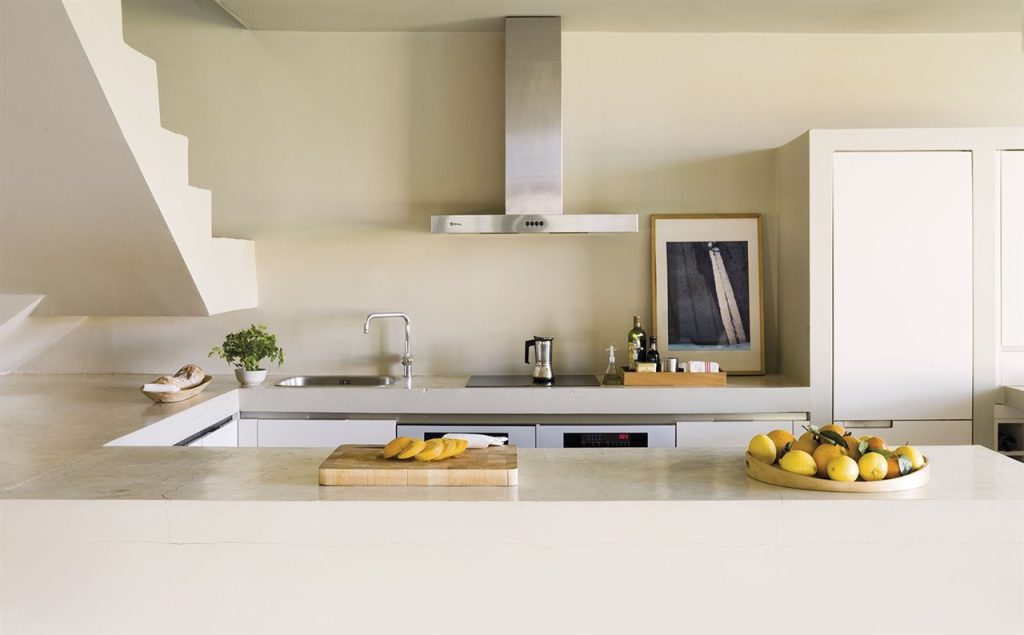 Cocina con encimera y frente de microcemento sin juntas