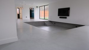 Suelo de microcemento continuo en salón moderno